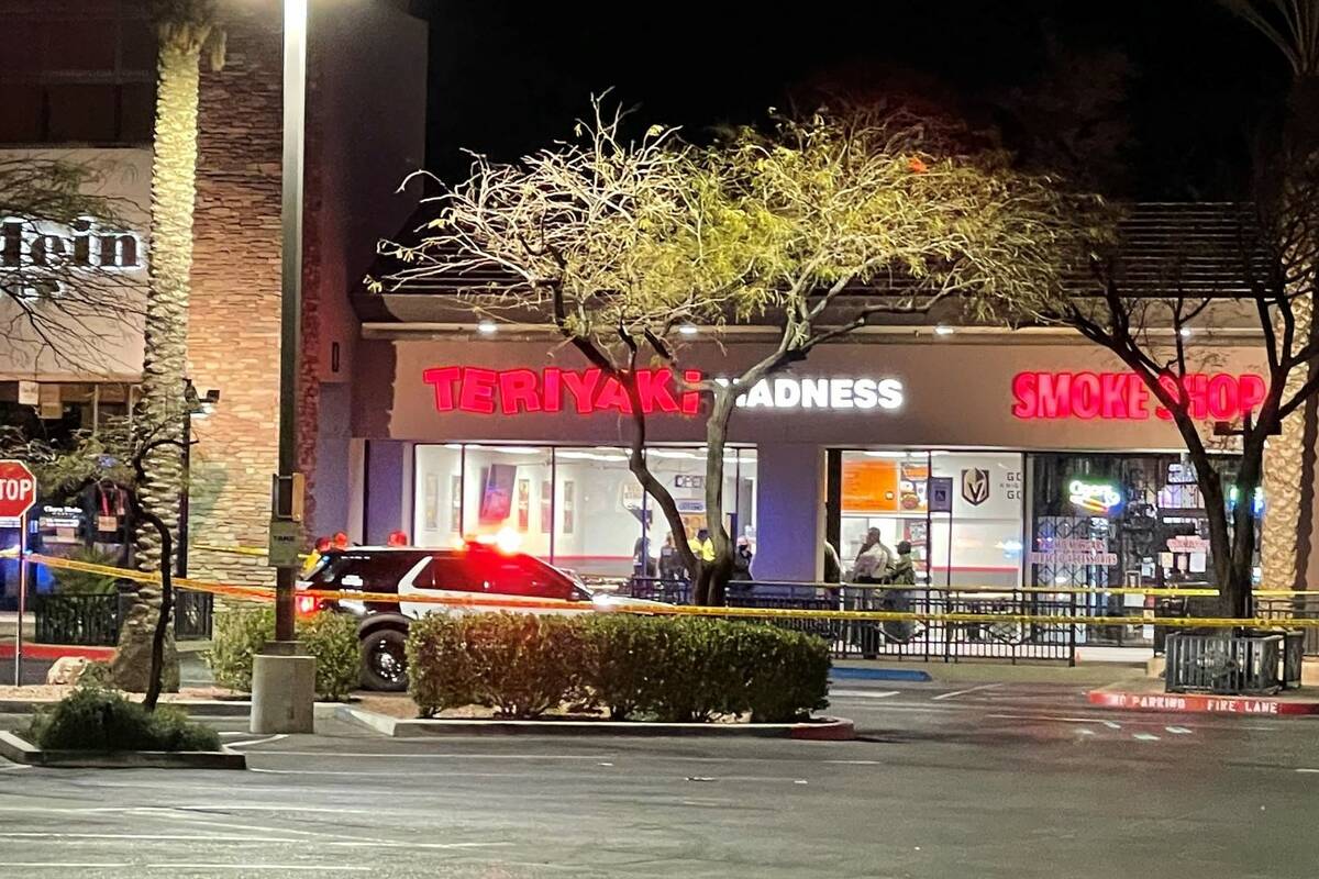 La policía investiga un tiroteo fatal en Teriyaki Madness, en 10300 W Charleston Boulevard, en ...