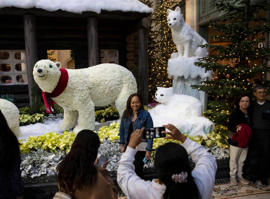 Los turistas visitan la exhibición de osos polares en la muestra navideña "Holiday Time" del ...