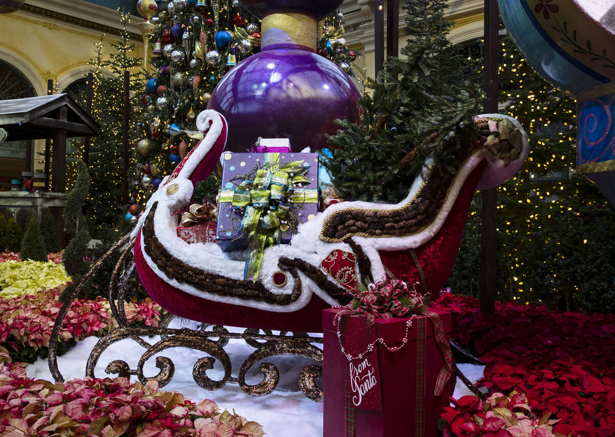 Se exhibe el trineo de Navidad lleno de regalos en el Conservatorio Bellagio, el martes 23 de n ...