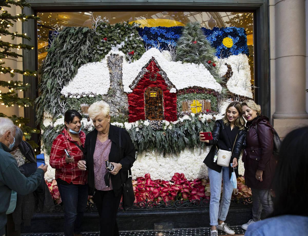 Turistas visitan la exhibición navideña "Holiday Time" de The Bellagio Conservatory el martes ...