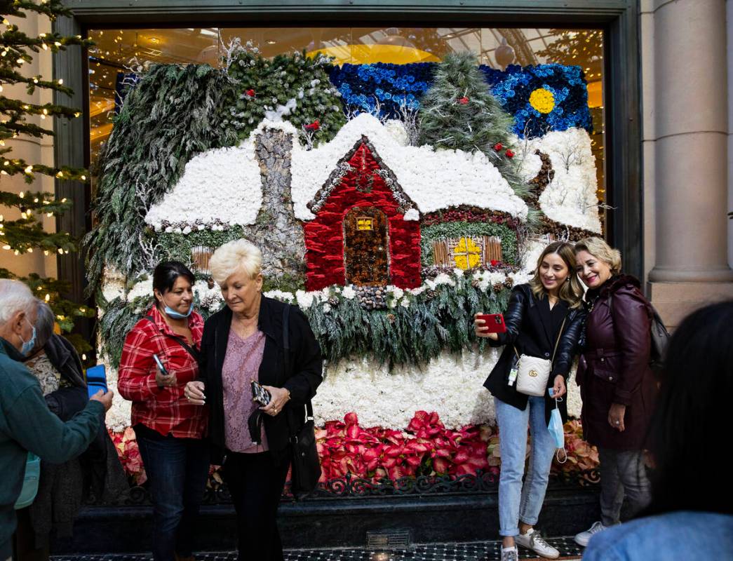 Turistas visitan la exhibición navideña "Holiday Time" de The Bellagio Conservatory el martes ...