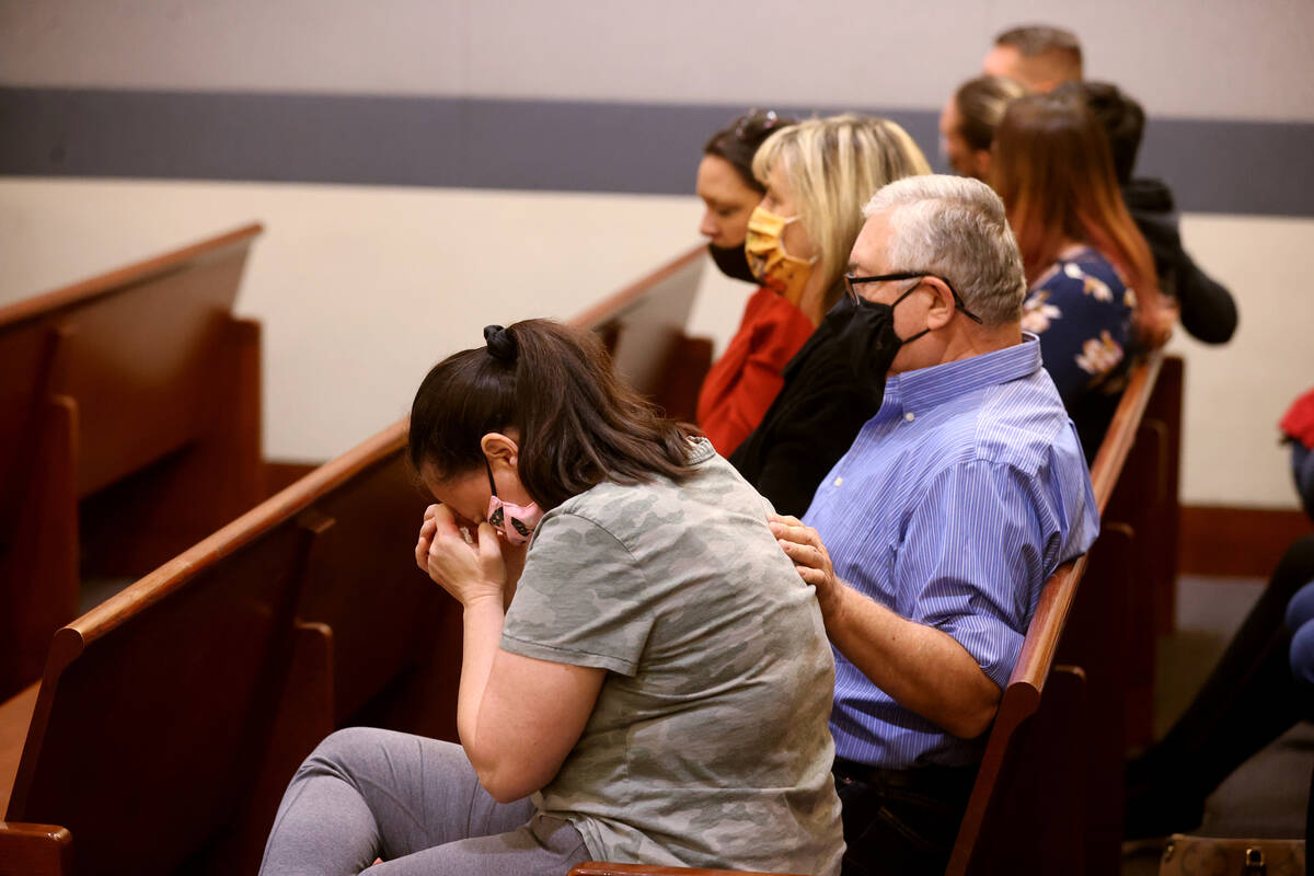 La familia de Jacob Hughey reacciona durante una audiencia de fianza en el Centro Regional de J ...