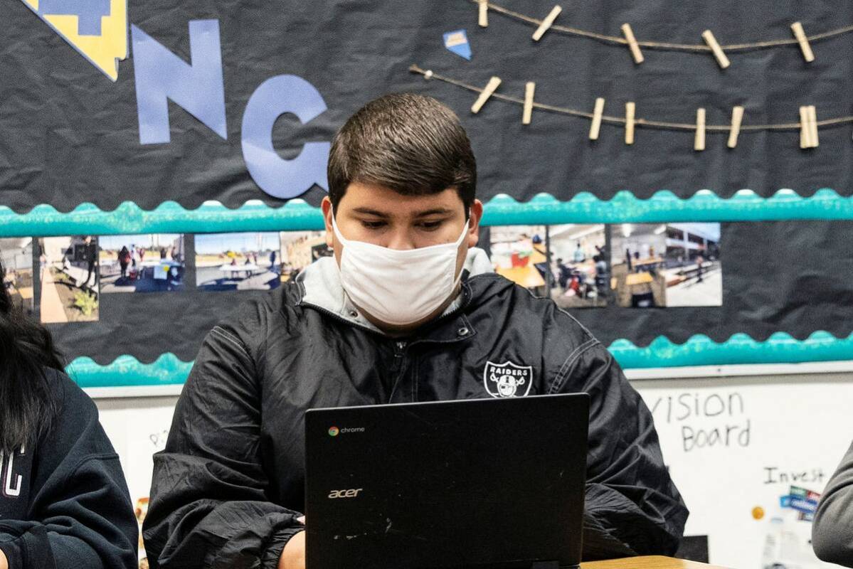 El estudiante de Chaparral High School Joseph McNicol, de 17 años, trabaja durante una clase d ...