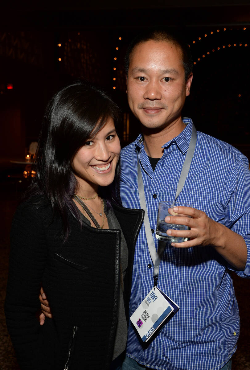 Mimi Pham y el CEO de Zappos.com, Tony Hsieh, asisten a la Vanity Fair New Establishment Summit ...