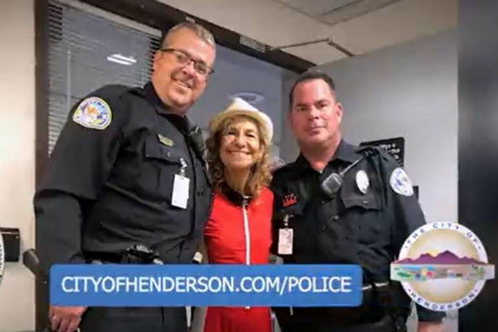 Agentes de policía de Henderson posan para una foto con Rose. (Henderson PD via Twitter)