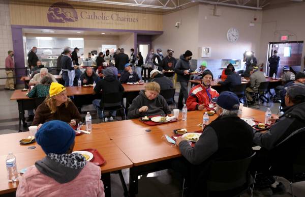 Invitados comen una comida gratuita de Thanksgiving en el renovado comedor St. Vincent Lied de ...
