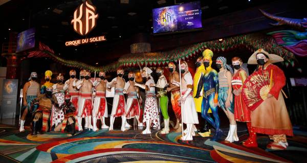 Los artistas de KÀ del Cirque Du Soleil posan para una foto frente al teatro antes de la gran ...