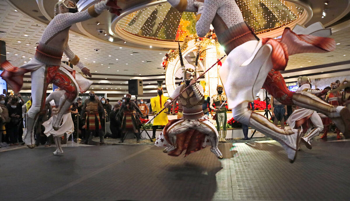 Los artistas de KÀ del Cirque Du Soleil interpretan escenas de batalla durante una actuación ...