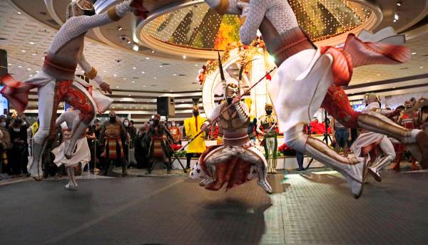 Los artistas de KÀ del Cirque Du Soleil interpretan escenas de batalla durante una actuación ...