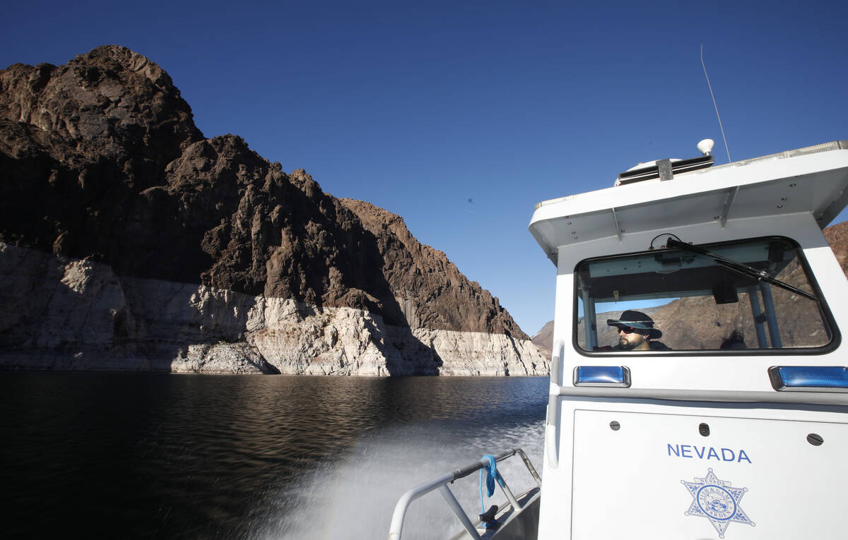 Sean Flynn, guarda de caza del Departamento de Vida Silvestre de Nevada, navega en una embarcac ...