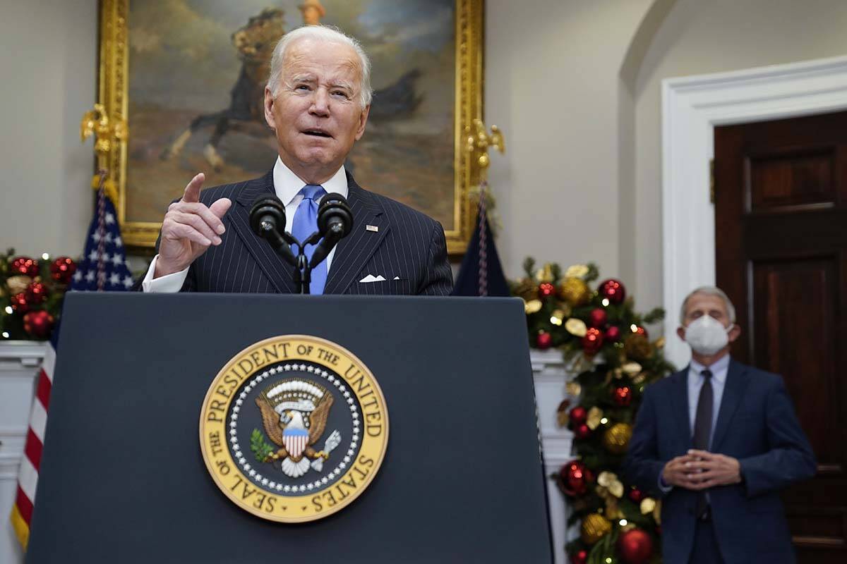 El presidente Joe Biden habla sobre la variante de COVID-19 llamada Ómicron, en la Sala Roosev ...