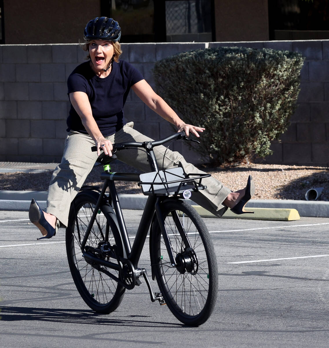 La representante demócrata Susie Lee monta una bicicleta eléctrica durante una conferencia de ...