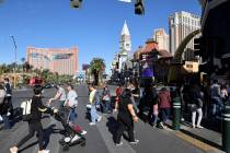 La gente camina entre The Venetian y The Mirage en el Strip en Las Vegas el lunes 22 de noviemb ...