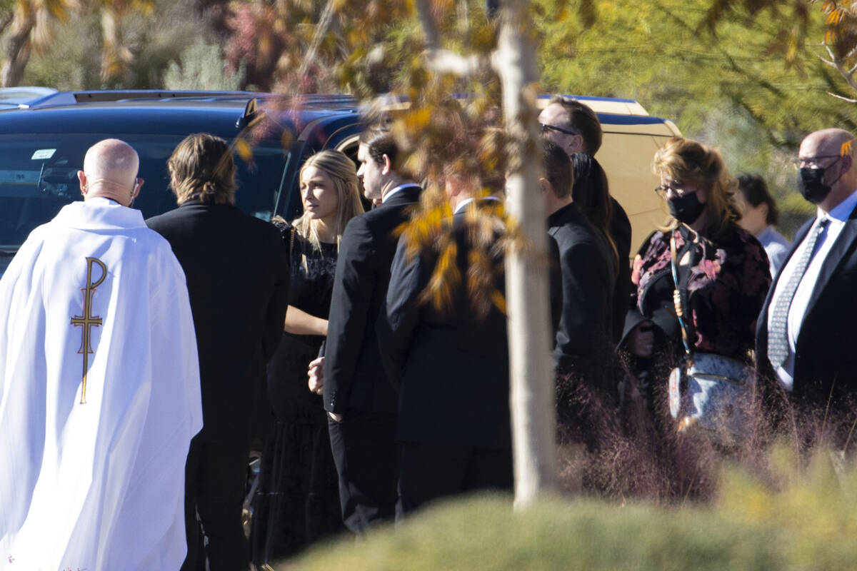 Dolientes salen de la Holy Spirit Catholic Church después de asistir al servicio fúnebre del ...