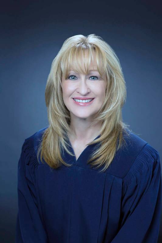 La juez Rebecca L. Burton se encarga de aprobar los casos de adopción. [Foto Cortesía, vía R ...