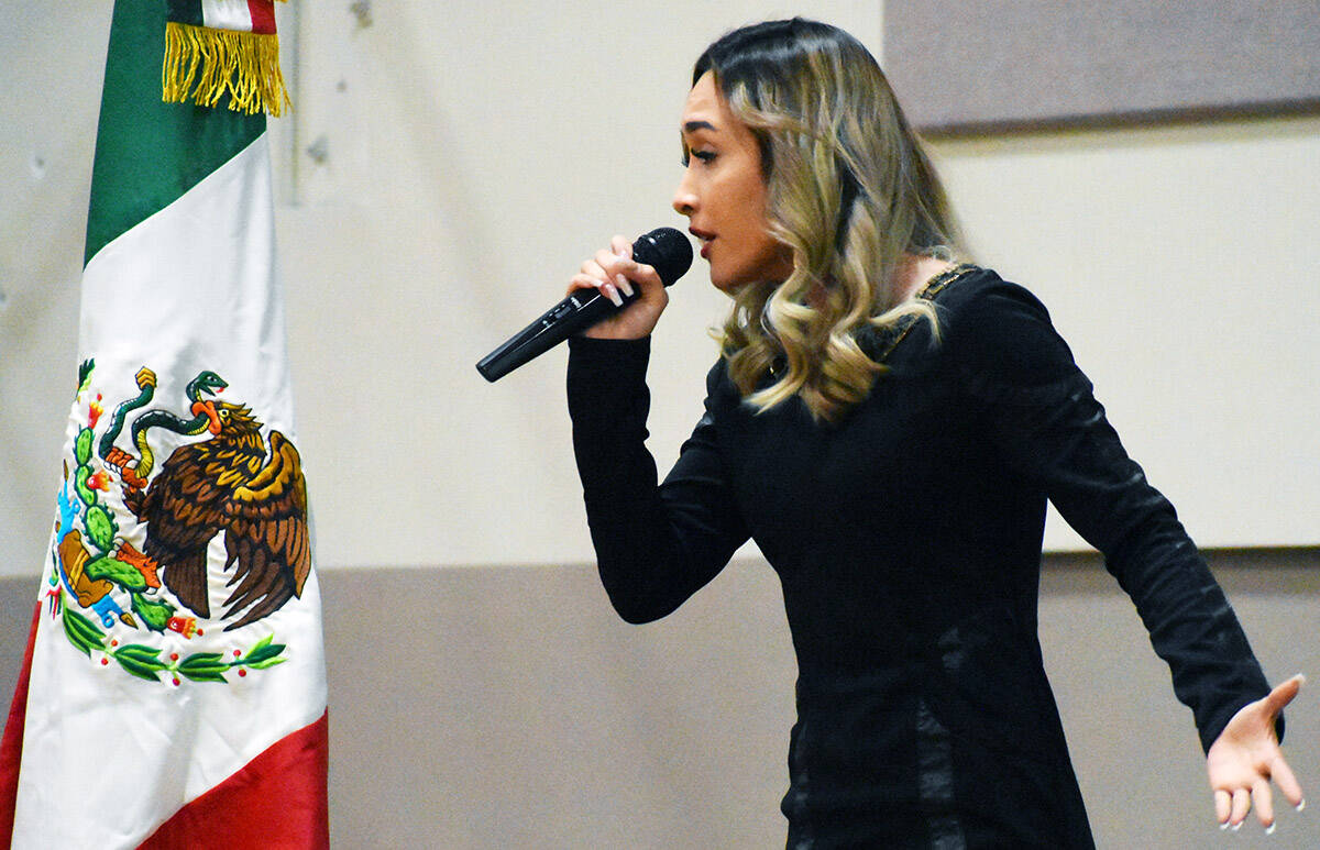 Bridget González es conocida por haber cantado los himnos nacionales en la pelea de campeonato ...