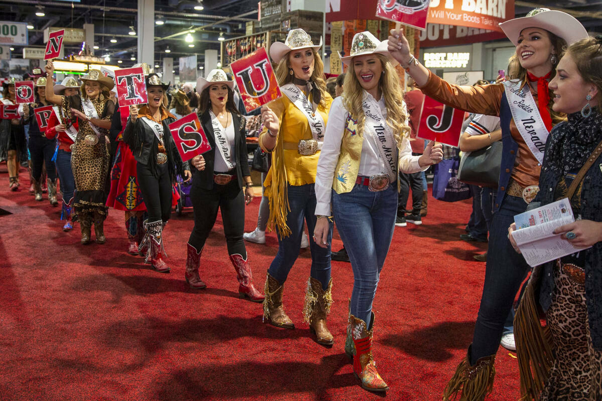 Archivo.- Los concursantes cantan y caminan en el Miss Rodeo America Justin Boot Parade durante ...
