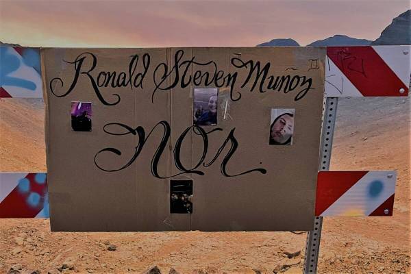 Una señal de cartón en Summerlin marca la zona desértica donde Ronald Muñoz fue encontrado ...