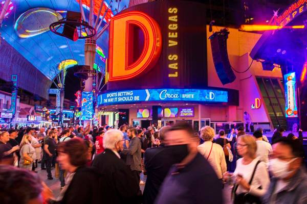 Gente pasa por delante del D Las Vegas en Fremont Street el miércoles 20 de octubre de 2021, e ...