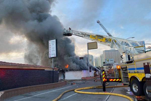 Bomberos apagan un incendio en 2127 de Paradise Road en Las Vegas, el jueves 2 de diciembre de ...