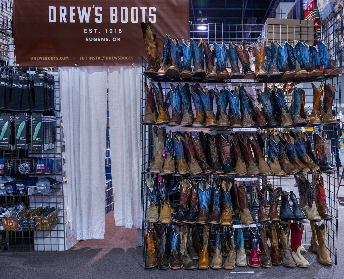 Una selección de Drew's Boots expuestas a la venta durante la noche de apertura del Cowboy Cha ...