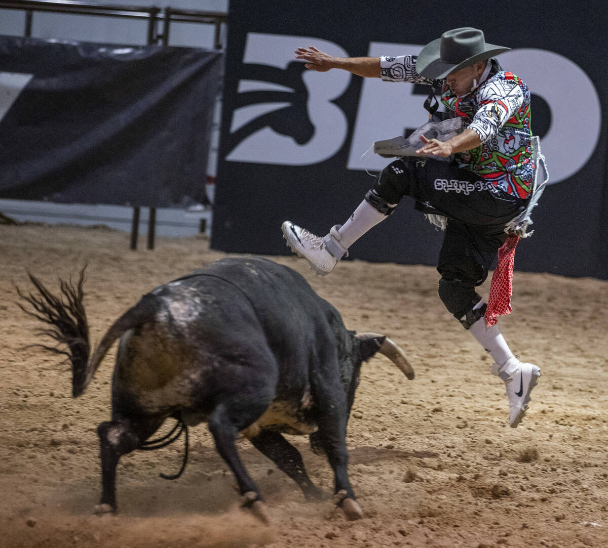 El competidor David Robles, de México, salta sobre un toro durante el evento Bullfighters Only ...