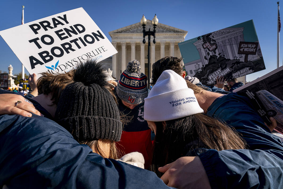 Un grupo de manifestantes contra el aborto rezan juntos frente a la Corte Suprema de Estados Un ...