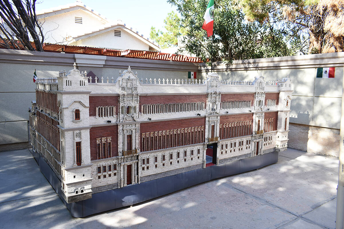 La réplica del Palacio de Gobierno de México, creada por Julio César Galicia, fue construida ...