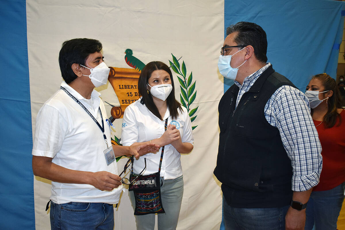 El Consulado General de Guatemala en Los Ángeles realizó una jornada sabatina móvil en Las V ...
