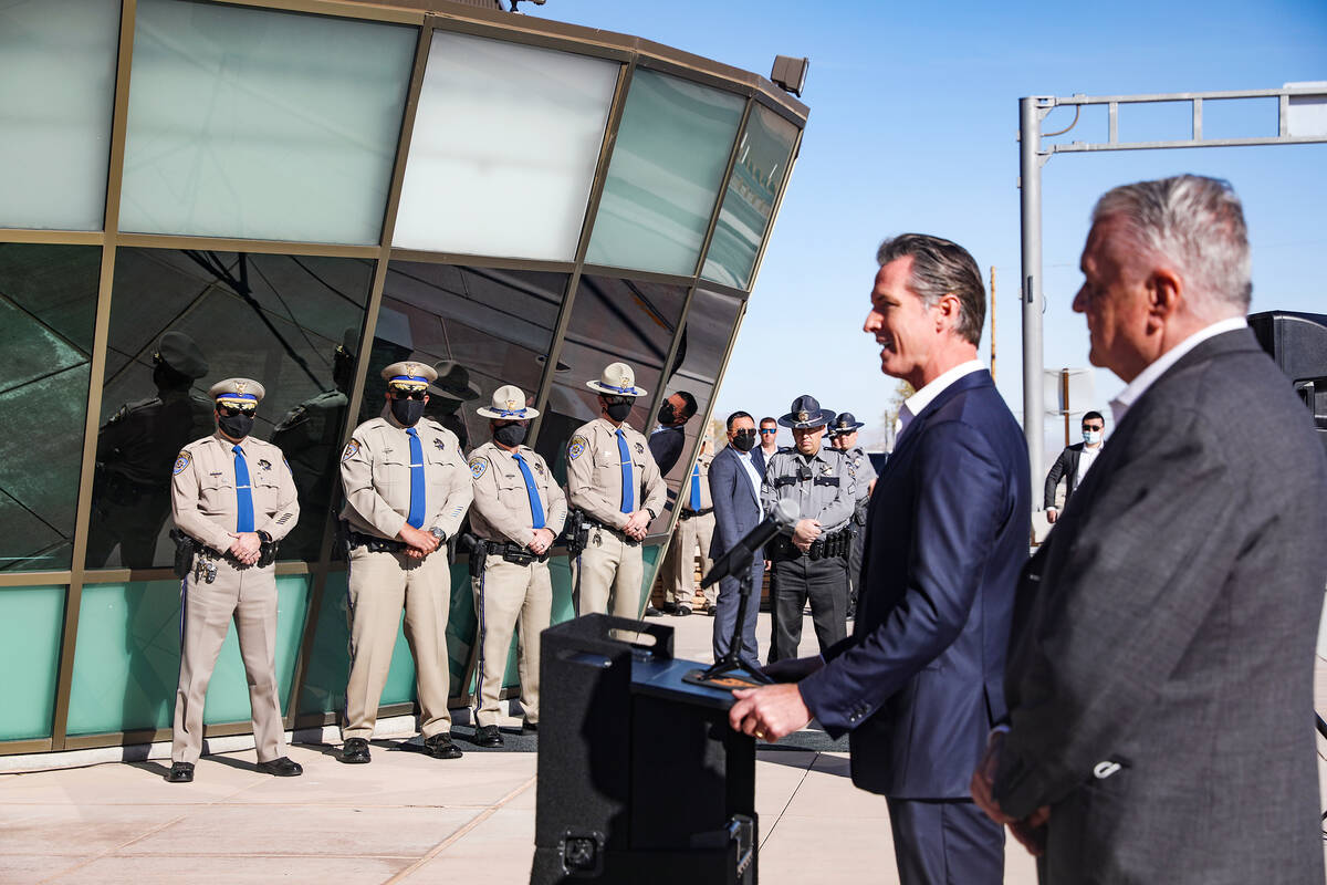 El gobernador de California, Gavin Newsom, se dirige a los medios de comunicación y mientras a ...