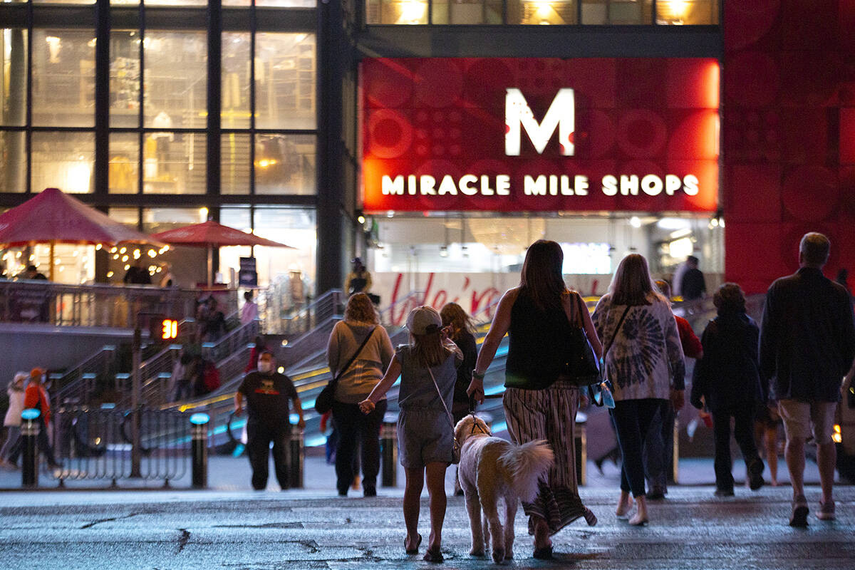 Visitantes cruzan Las Vegas Boulevard hacia Miracle Mile Shops el lunes 16 de noviembre de 2020 ...