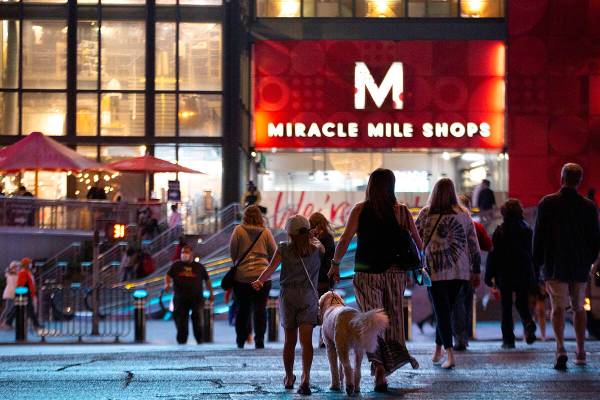 Visitantes cruzan Las Vegas Boulevard hacia Miracle Mile Shops el lunes 16 de noviembre de 2020 ...