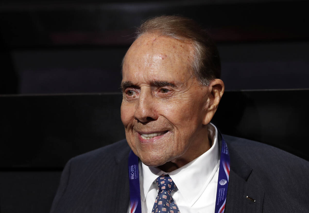 ARCHIVO - El ex candidato presidencial republicano, el senador Bob Dole, llega al Quicken Loans ...