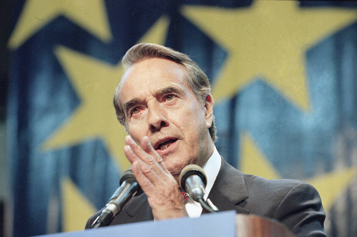 El senador Bob Dole, republicano por Kansas, pronuncia un discurso ante sus partidarios el 10 d ...