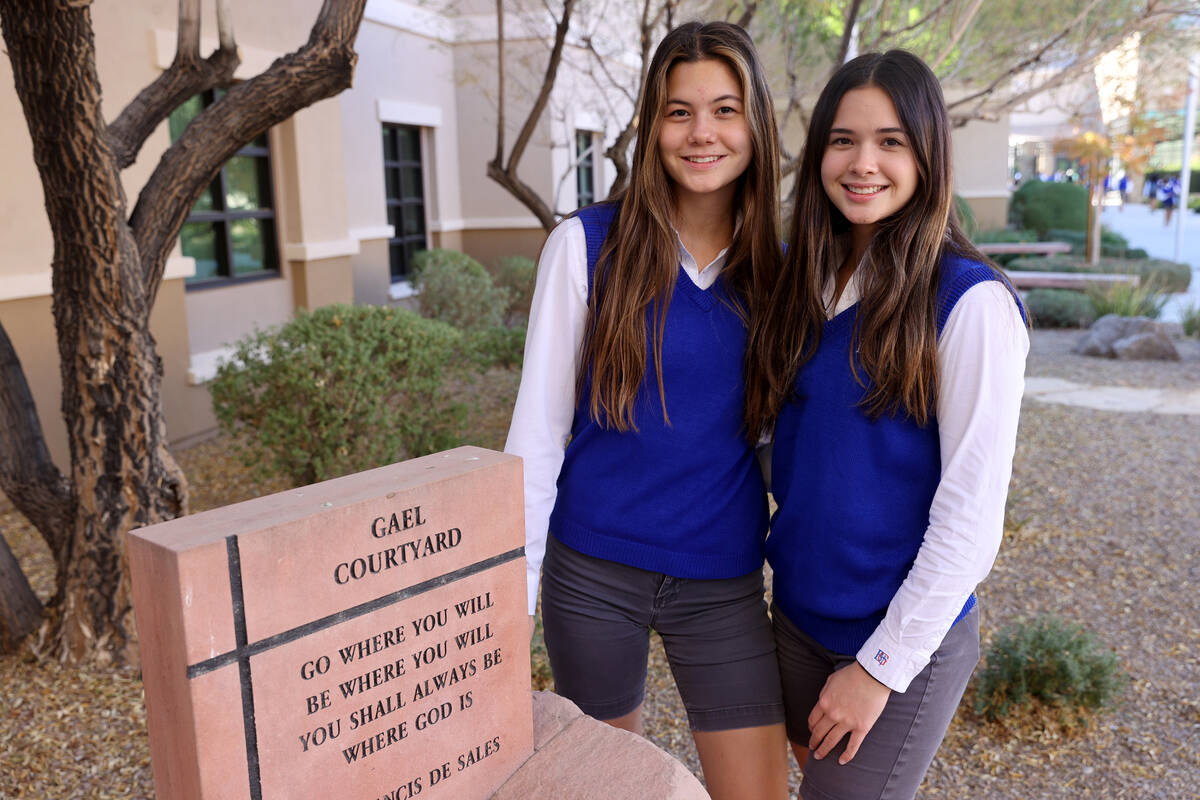 Las estudiantes de Bishop Gorman Caroline Edgeworth, de último año, a la izquierda, y su herm ...
