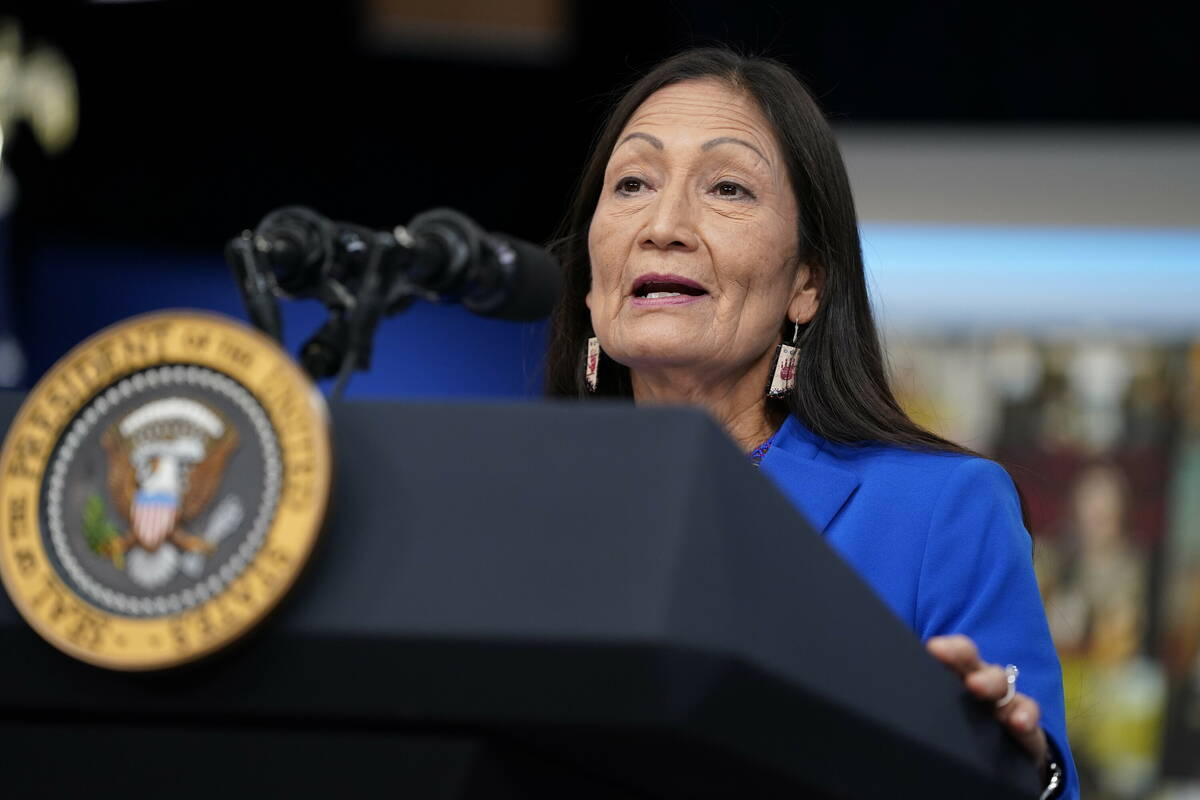 La secretaria de interior, Deb Haaland, habla en el South Court Auditorium del campus de la Cas ...