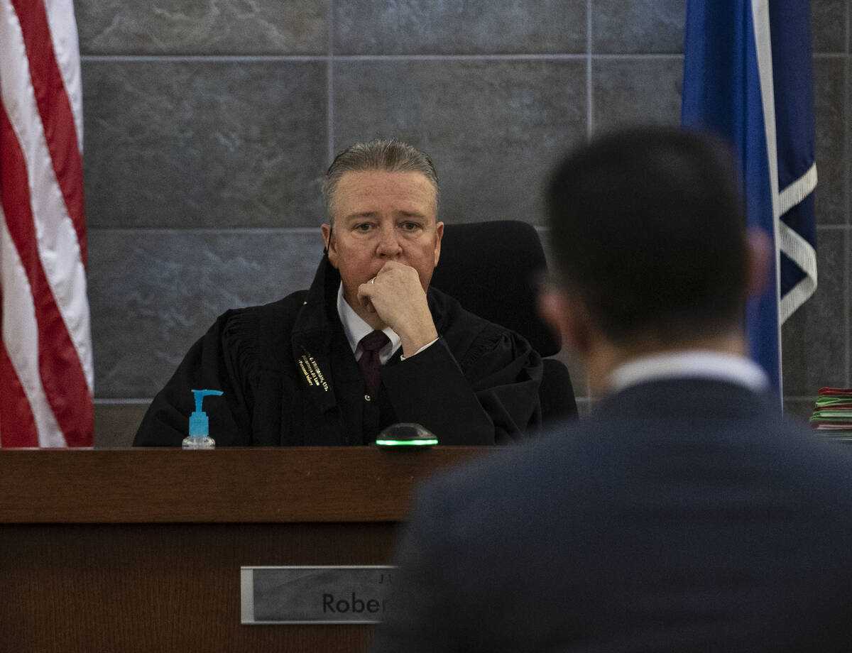 El juez Robert Walsh escucha mientras el abogado Richard Schonfeld, que representa al ex wide r ...