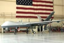 Un dron MQ-9 Reaper se dentro de un hangar en Creech Air Force Base en Indian Springs en 2017. ...