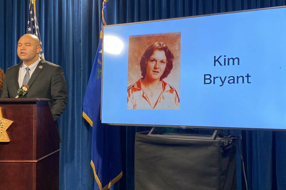 El teniente Ray Spencer ofrece información actualizada sobre el homicidio de Kim Bryant en 197 ...