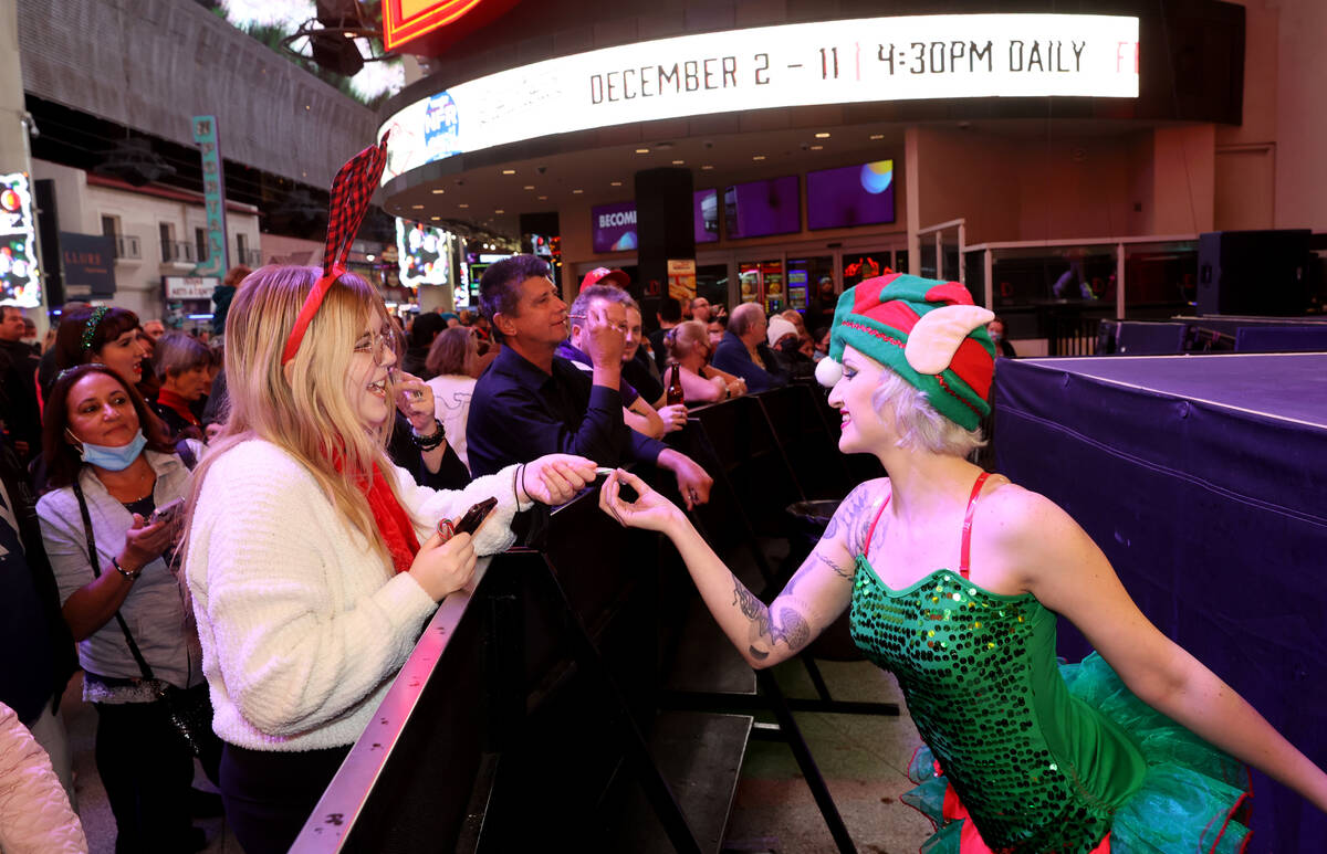 La elfa encantada Jasmine Valencia da un bastón de caramelo a Maya Watts de Las Vegas en el 3r ...