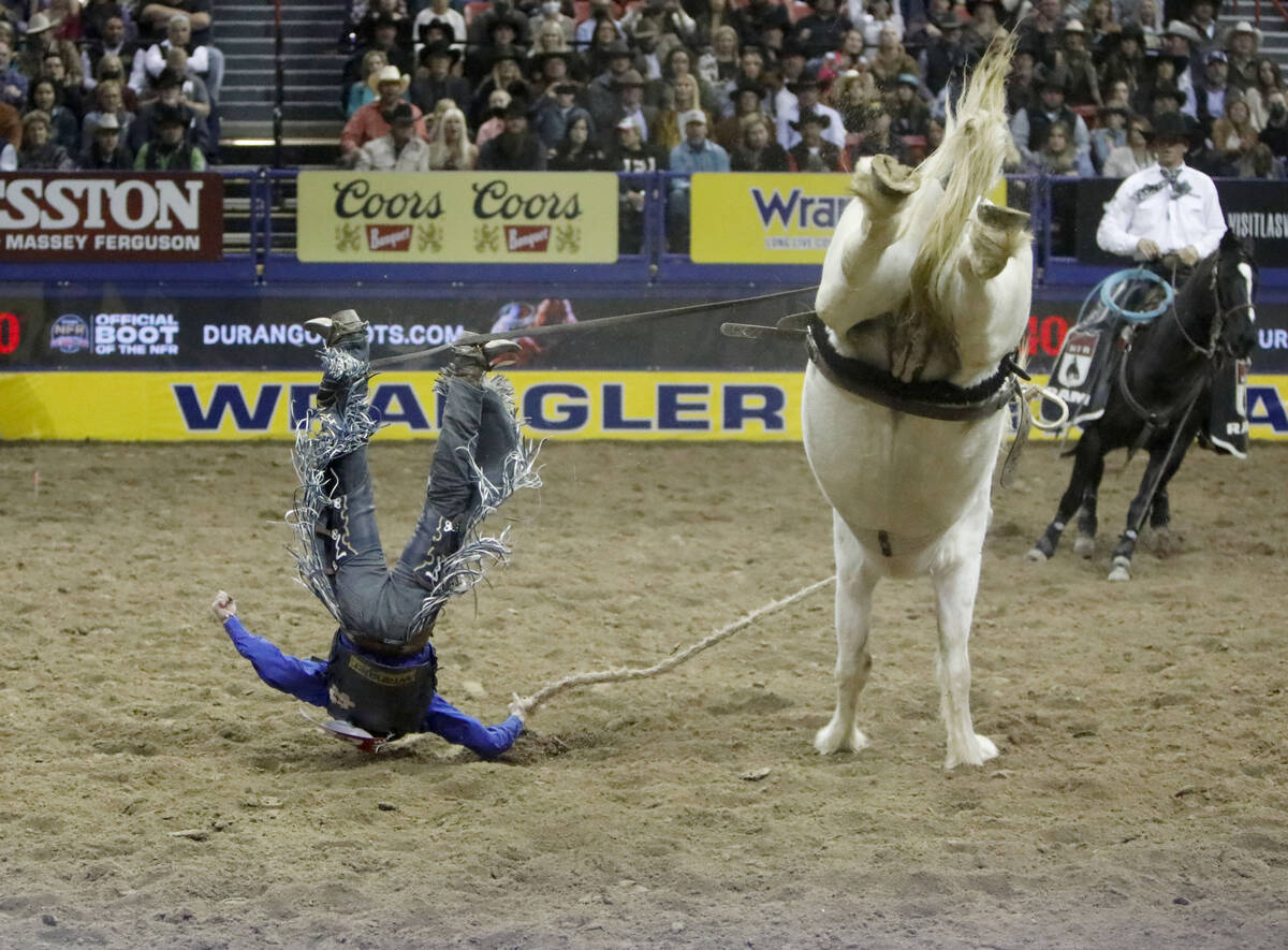 Stetson Dell Wright de Milford, Utah, es arrojado de su caballo en el evento de monta de caball ...