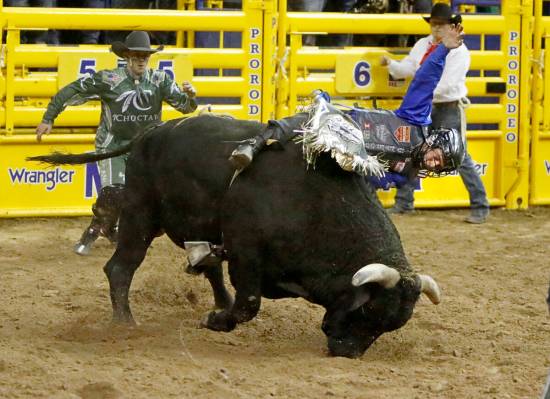 Stetson Dell Wright de Milford, Utah, compite en el evento de monta de toros durante la séptim ...