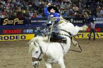 Stetson Dell Wright, de Milford, Utah, compite en la prueba de monta de caballo durante la sép ...