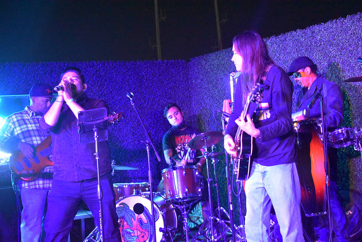 Sin Veneno es la banda más nueva del rock en español de Las Vegas, miembros de la banda conoc ...