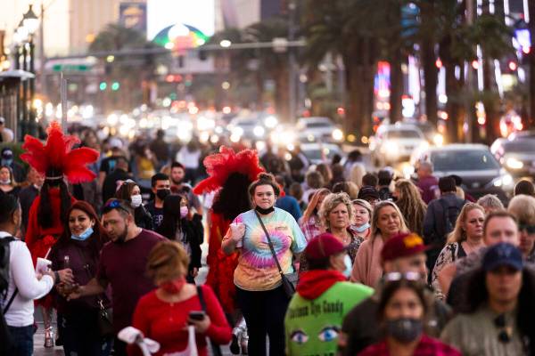 Los turistas llenan el Strip el sábado 4 de diciembre de 2021, en Las Vegas. (Benjamin Hager/L ...
