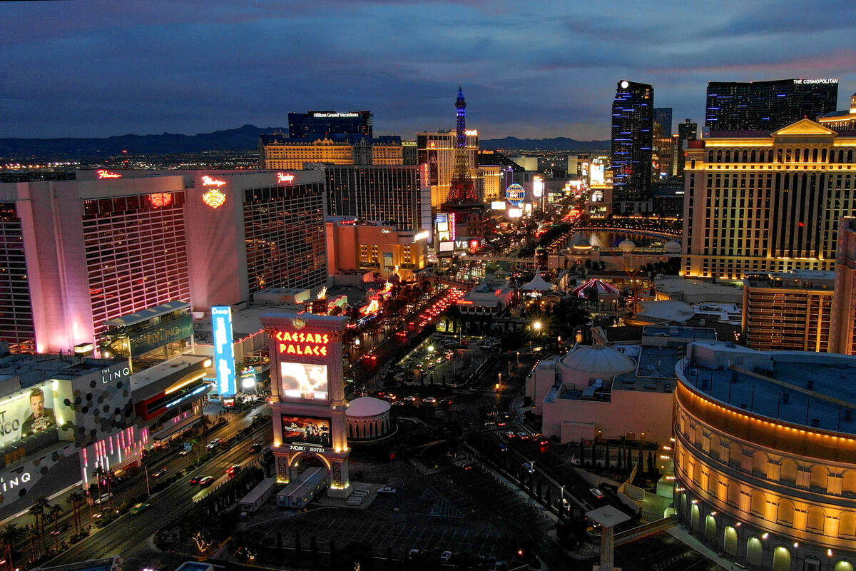 Vista aérea del sur del Strip de Las Vegas al atardecer del lunes 6 de diciembre de 2021. (Mic ...