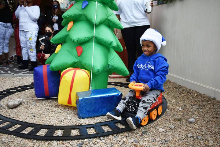 Aayden, de tres años, disfruta de sus obsequios navideños otorgados por la fundación Make-A- ...