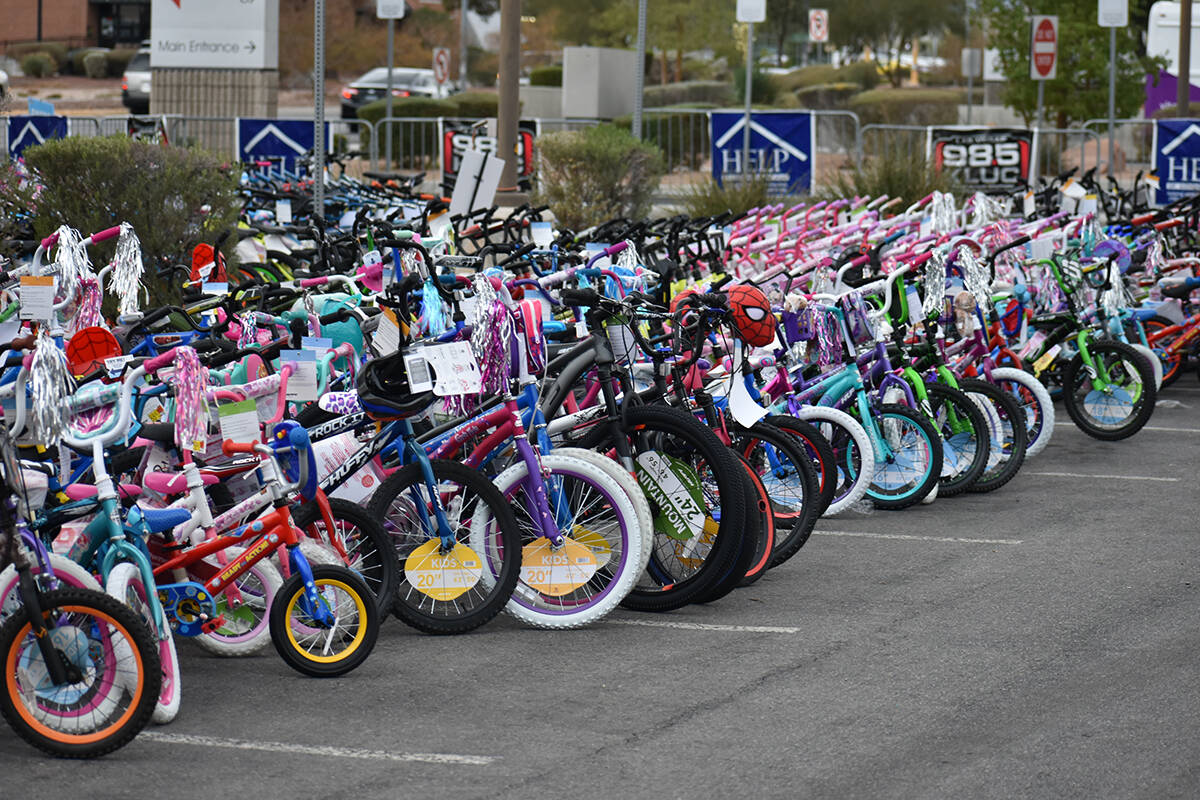 Cientos de bicicletas son fotografiadas durante una colecta la estación 98.5 KLUC. Jueves 9 de ...