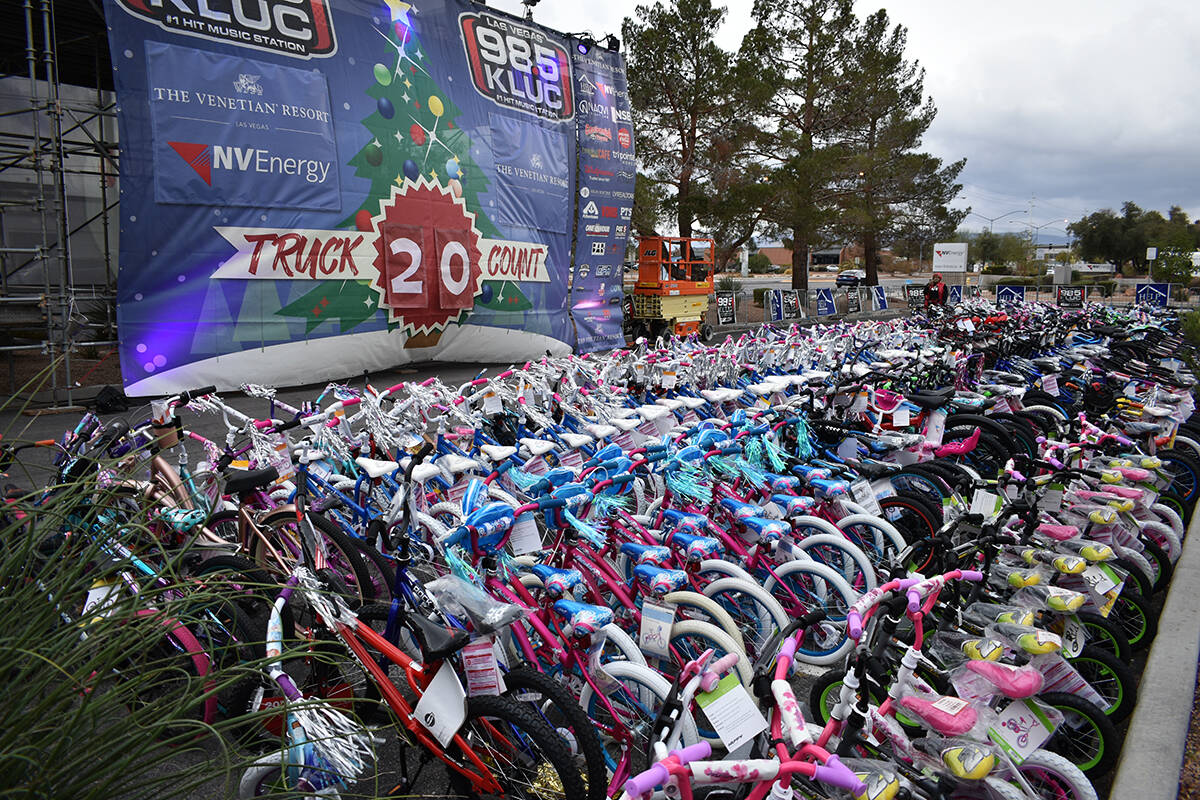 Cientos de bicicletas son fotografiadas durante una colecta la estación 98.5 KLUC. Jueves 9 de ...