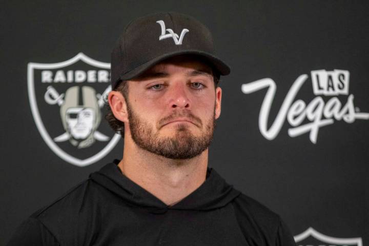 El quarterback de los Raiders, Derek Carr, responde a las preguntas de los medios de comunicaci ...